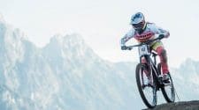 Downhill Mountain Biker Vali Höll