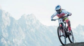 Downhill Mountain Biker Vali Höll